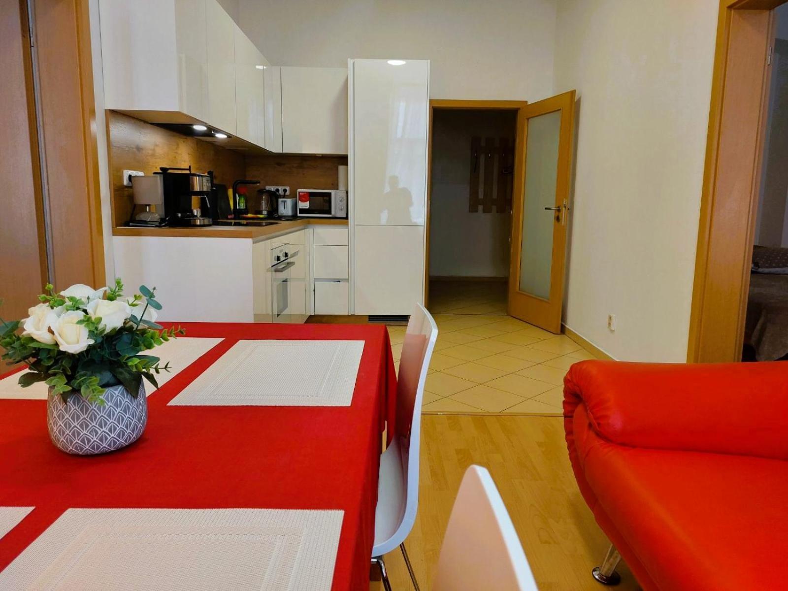 Prostorny Byt V Centru 3 Kk 80 M2 Hradec Králové المظهر الخارجي الصورة